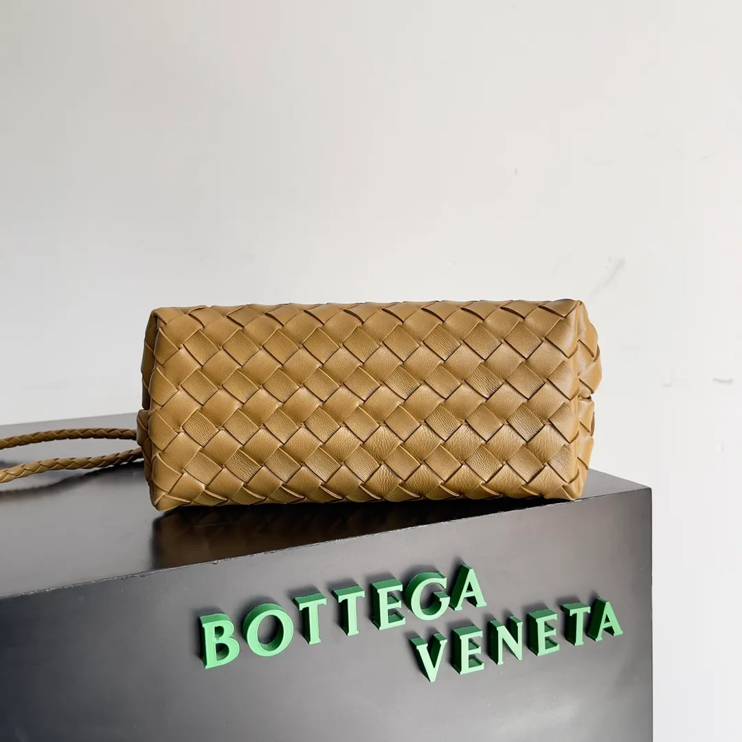 The 2023 new Andiamo batch of 1860 BV has been shipped‼ ️Really popular🔥The new Andiamo woven handbag launched by Bottega Veneta this season is really popular all over the world! ! Celebrities at home and abroad have worn it, and Oscar-winning actress Michelle Yeoh has taken it out on the street. Song Jia, Trai Yara, Yu Feihong, Sanji Ayaka, Rosie Hunting-Whiteley, Yoshioka Riho, etc. have all picked up this bag. It is classic and versatile, showing off its temperament, and the bag capacity is also large, which is very convenient for daily commuting! ! A variety of carrying methods, the shoulder straps can be adjusted by yourself, the original lambskin feels soft and delicate, and the neutral style is made to break gender boundaries and bring a more practical and longer-lasting use experience. Andiamo, which has both elegant and casual styles, perfectly interprets the true appearance of "fashionable old money style". Style number: 743568 Size: 25*22*10.5cm